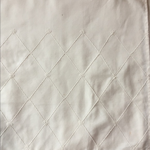 Full Size Cream bedskirt w/ embroidered pattern - Picture 4 of 16